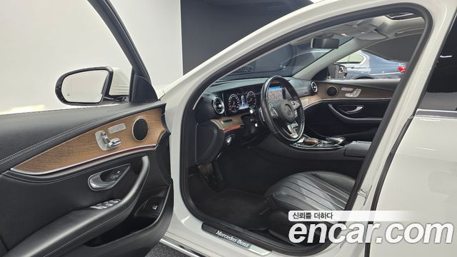 Mercedes-Benz E-Class 2017 — photo 10