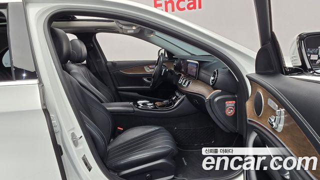 Mercedes-Benz E-Class 2017 — photo 11