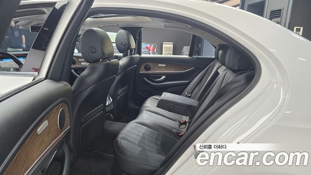 Mercedes-Benz E-Class 2017 — photo 12