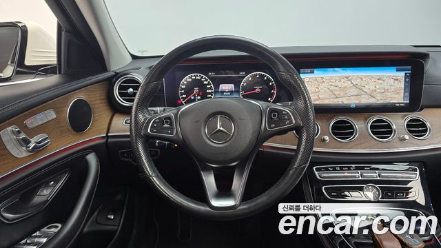 Mercedes-Benz E-Class 2017 — photo 13