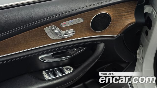 Mercedes-Benz E-Class 2017 — photo 19