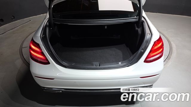 Mercedes-Benz E-Class 2019 — photo 30