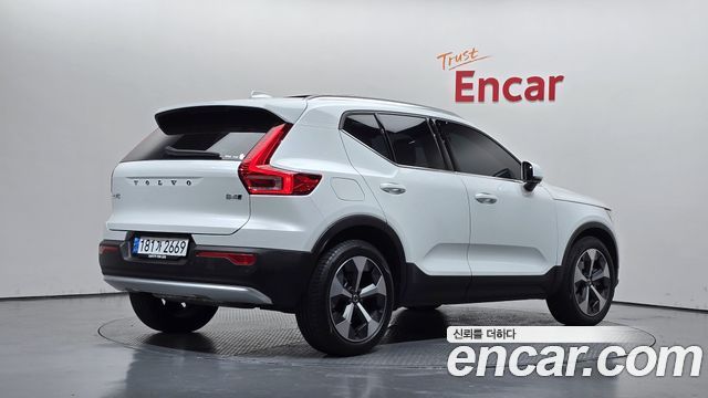 Volvo XC40 2023 — photo 2