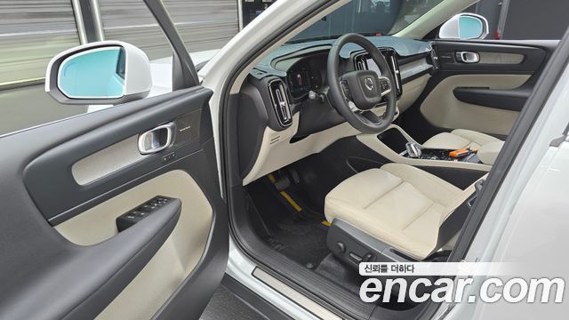 Volvo XC40 2023 — photo 13
