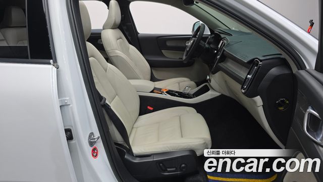 Volvo XC40 2023 — photo 17