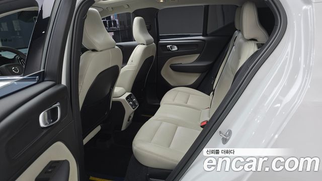 Volvo XC40 2023 — photo 18