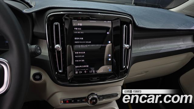 Volvo XC40 2023 — photo 21