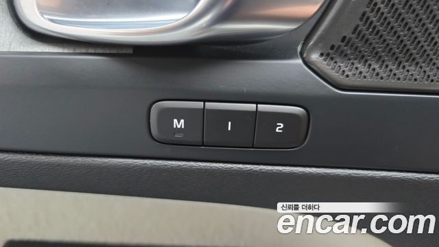 Volvo XC40 2023 — photo 25