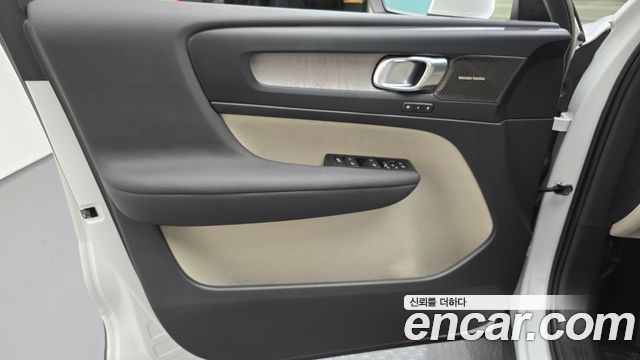 Volvo XC40 2023 — photo 14