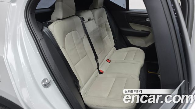 Volvo XC40 2023 — photo 16