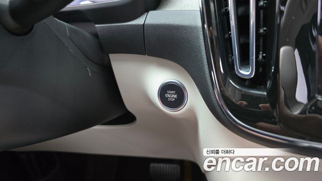 Volvo XC40 2023 — photo 28