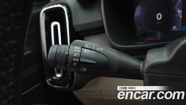 Volvo XC40 2023 — photo 34
