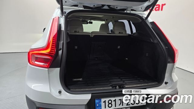 Volvo XC40 2023 — photo 35