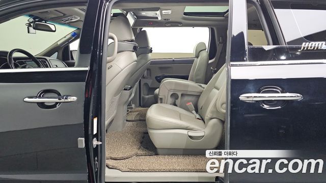 Kia Canival 2015 — photo 11