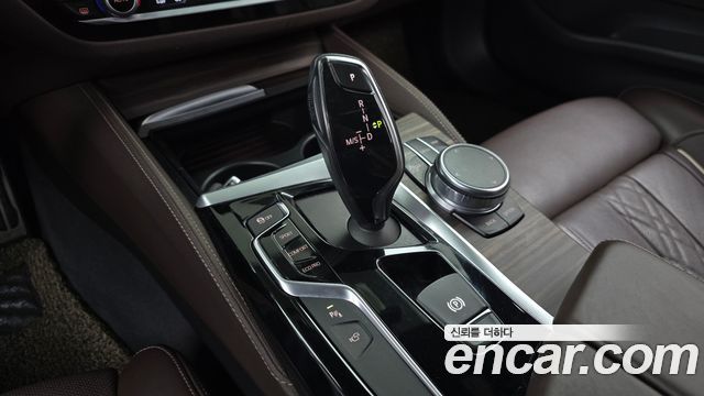 BMW 5-Series 2017 — photo 9