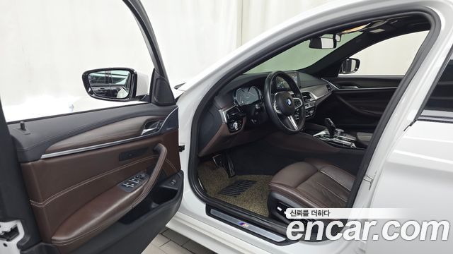 BMW 5-Series 2017 — photo 10