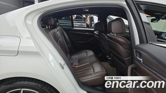 BMW 5-Series 2017 — photo 12