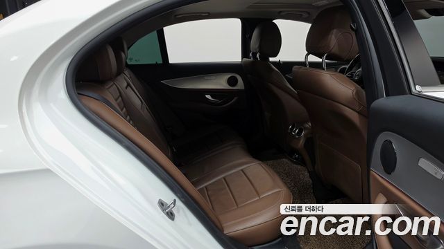 Mercedes-Benz E-Class 2019 — photo 17