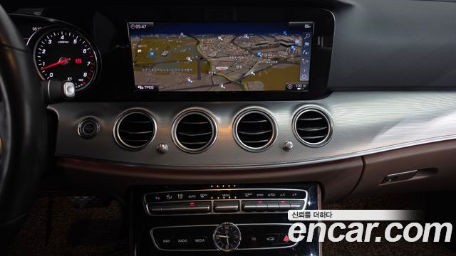 Mercedes-Benz E-Class 2019 — photo 19