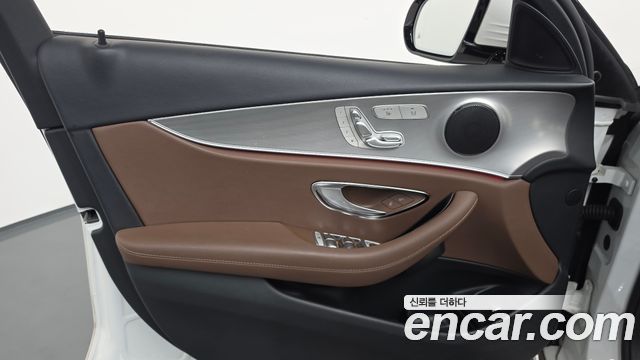 Mercedes-Benz E-Class 2019 — photo 14