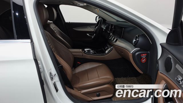 Mercedes-Benz E-Class 2019 — photo 16