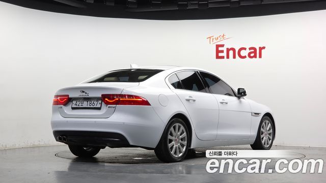 Jaguar XE 2019 — photo 2