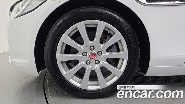 Jaguar XE 2019 — photo 5