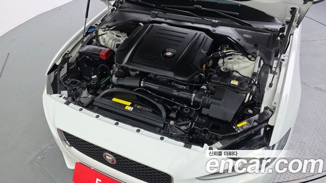 Jaguar XE 2019 — photo 6