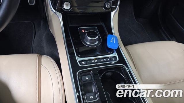 Jaguar XE 2019 — photo 12