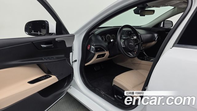 Jaguar XE 2019 — photo 13