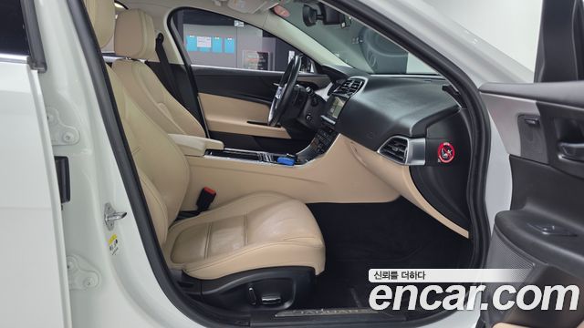 Jaguar XE 2019 — photo 17