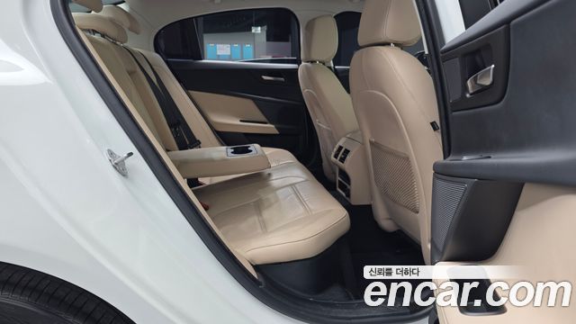 Jaguar XE 2019 — photo 18
