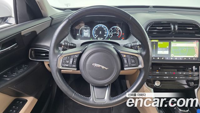 Jaguar XE 2019 — photo 19