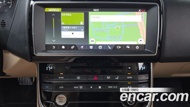 Jaguar XE 2019 — photo 20
