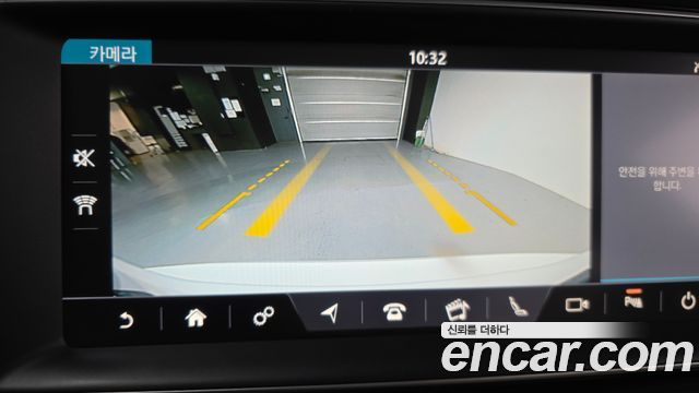 Jaguar XE 2019 — photo 21