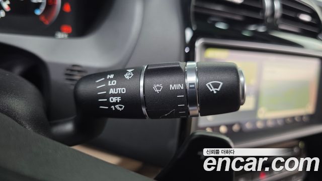 Jaguar XE 2019 — photo 24