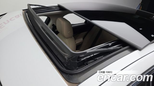 Jaguar XE 2019 — photo 25