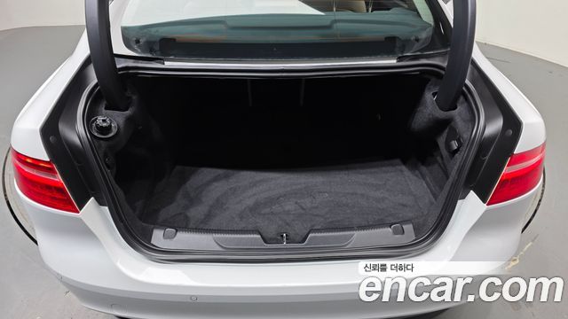 Jaguar XE 2019 — photo 26