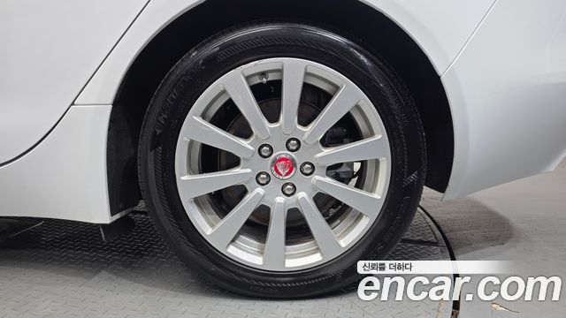 Jaguar XE 2019 — photo 7