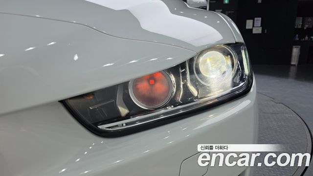 Jaguar XE 2019 — photo 8