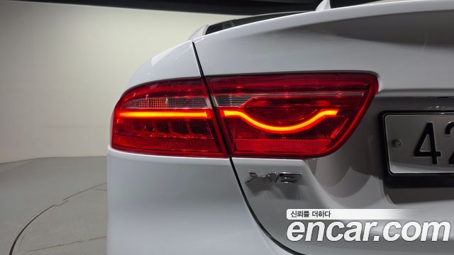 Jaguar XE 2019 — photo 9