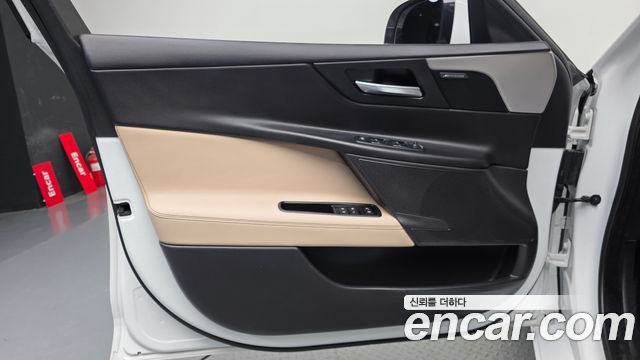 Jaguar XE 2019 — photo 14