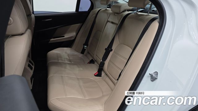 Jaguar XE 2019 — photo 16