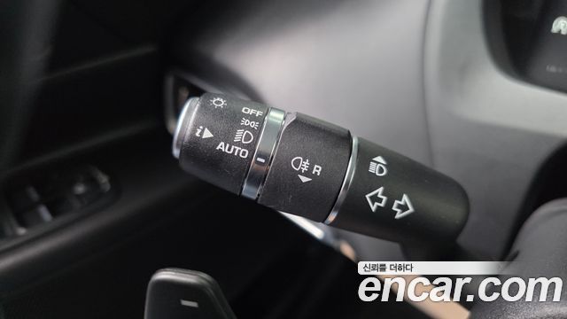 Jaguar XE 2019 — photo 28