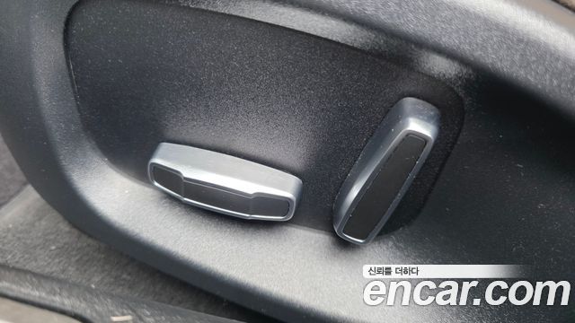 Jaguar XE 2019 — photo 29