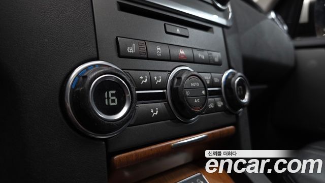 Land Rover Discovery 2012 — photo 32
