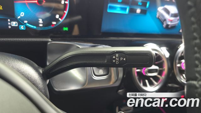 Mercedes-Benz GLB-Class 2021 — photo 12
