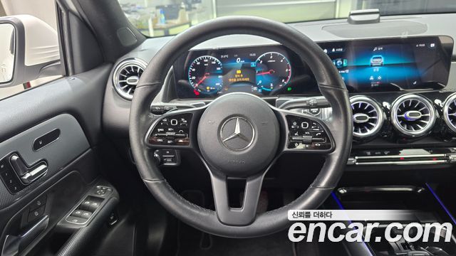 Mercedes-Benz GLB-Class 2021 — photo 19