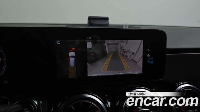 Mercedes-Benz GLB-Class 2021 — photo 20