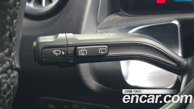 Mercedes-Benz GLB-Class 2021 — photo 25